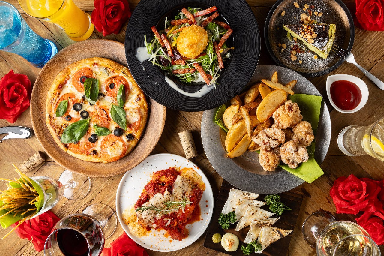 ピザや肉料理、サラダが並ぶテーブル