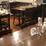 各テーブルにパーテーションとアルコール消毒液を設置しております。