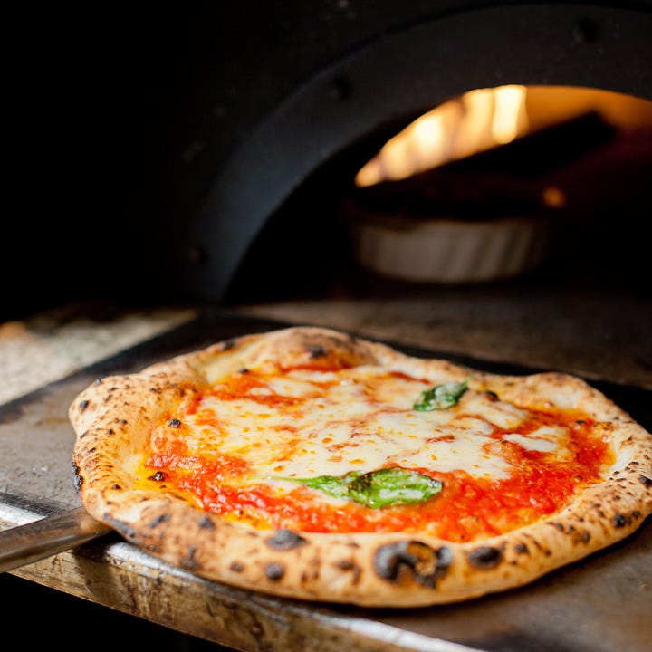 石窯で焼くピッツァも自慢！
イタリア本場の味をご堪能ください