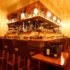 お洒落な店内でグラスを傾け気の置けない仲間と贅沢な時間を満喫