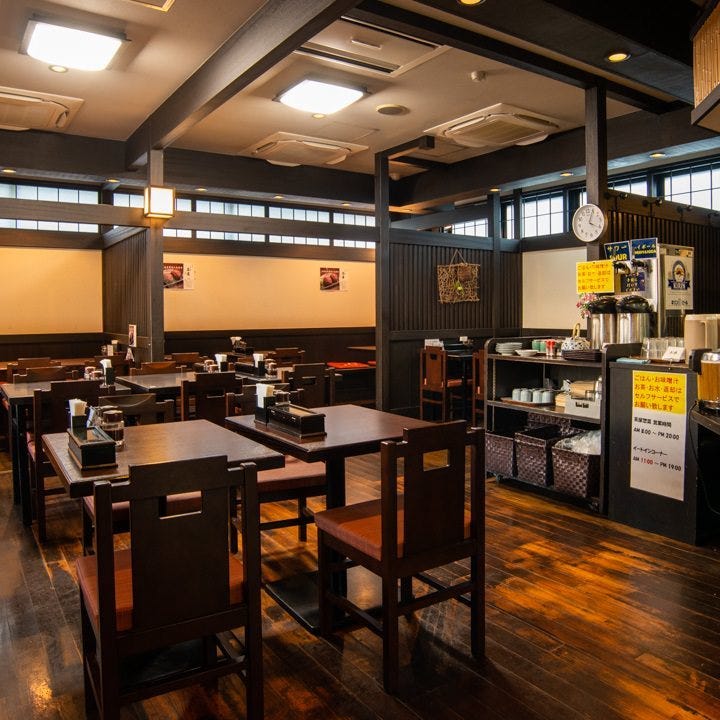 茶屋 本店のテーブル席がある店内