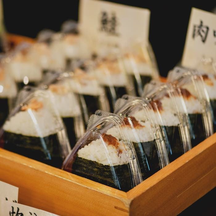 茶屋本店のいろいろなおにぎりが並んでいる