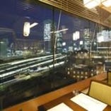 【２～12名】東京駅側に大きな窓がある開放感のあるホール席