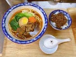 ランチ：牛肉麺(ピリ辛)＋ルーロー(魯肉)飯セット