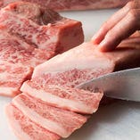 肉の部位に合わせて一番美味しい厚さや切り方で提供する職人技