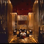 大理石に囲まれたスタイリッシュな空間