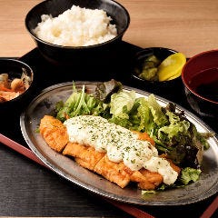 ランチはAM11:30～PM14:30まで！定食ご飯のおかわりし放題◎