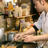 メニュー充実の鉄板焼は必食！肉・海鮮・野菜などの厳選素材に秘伝のソース・塩ダレを絡ませて、熟練の技で絶品料理に仕上げていきます。