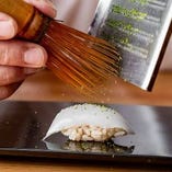 【職人技】
和食・寿司を中心に腕を磨いてきた店主の魅せる技