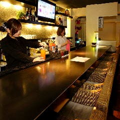 ゆったりと過ごせるカウンター席はスタッフとの会話も弾みます♪