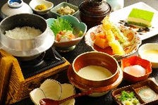 「魚×豆腐×釜飯」を中心にした定食