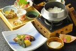 「魚×豆腐×釜飯」にこだわった特別な定食。新鮮な魚の風味、豆腐の滑らかな食感、香ばしい釜飯が絶妙な組み合わせ。食材の魅力が引き立つ、贅沢で満足度の高い一皿です。