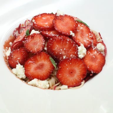 Trattoria Azzurri (トラットリア アズーリ)_苺とビーツの冷製カッペリーニ