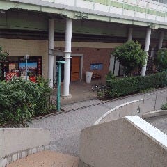 階段を降りると正面、武蔵野線の高架下にトラットリア アズーリはあります。