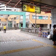 武蔵浦和駅の改札を出たら左手(東口)に進むと正面にあるLIVE TOWERのほうへ進んで下さい。