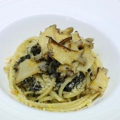 鮑と黒キャベツのリングイネ　アンチョビパン粉・レモンの香り