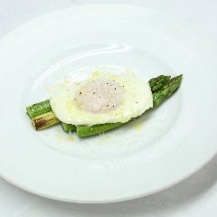壱岐のグリーンアスパラのソテー　燻製ベーコンと半熟卵