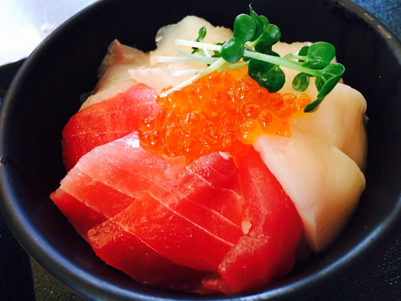 かきと鮮魚の仲卸【かきや】の
海鮮丼はﾋﾟﾁﾋﾟﾁ鮮魚がﾃﾝｺ盛り！