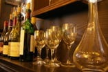 店主こだわりのワインは
フランス産を中心になんと100種以上。