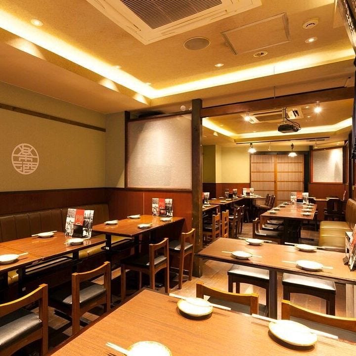 個室居酒屋 楽が気の店内。プロジェクター完備のフロアや個室もある