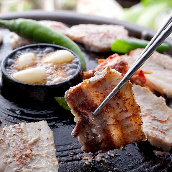 ネギ塩サムギョプサルを焼いている様子