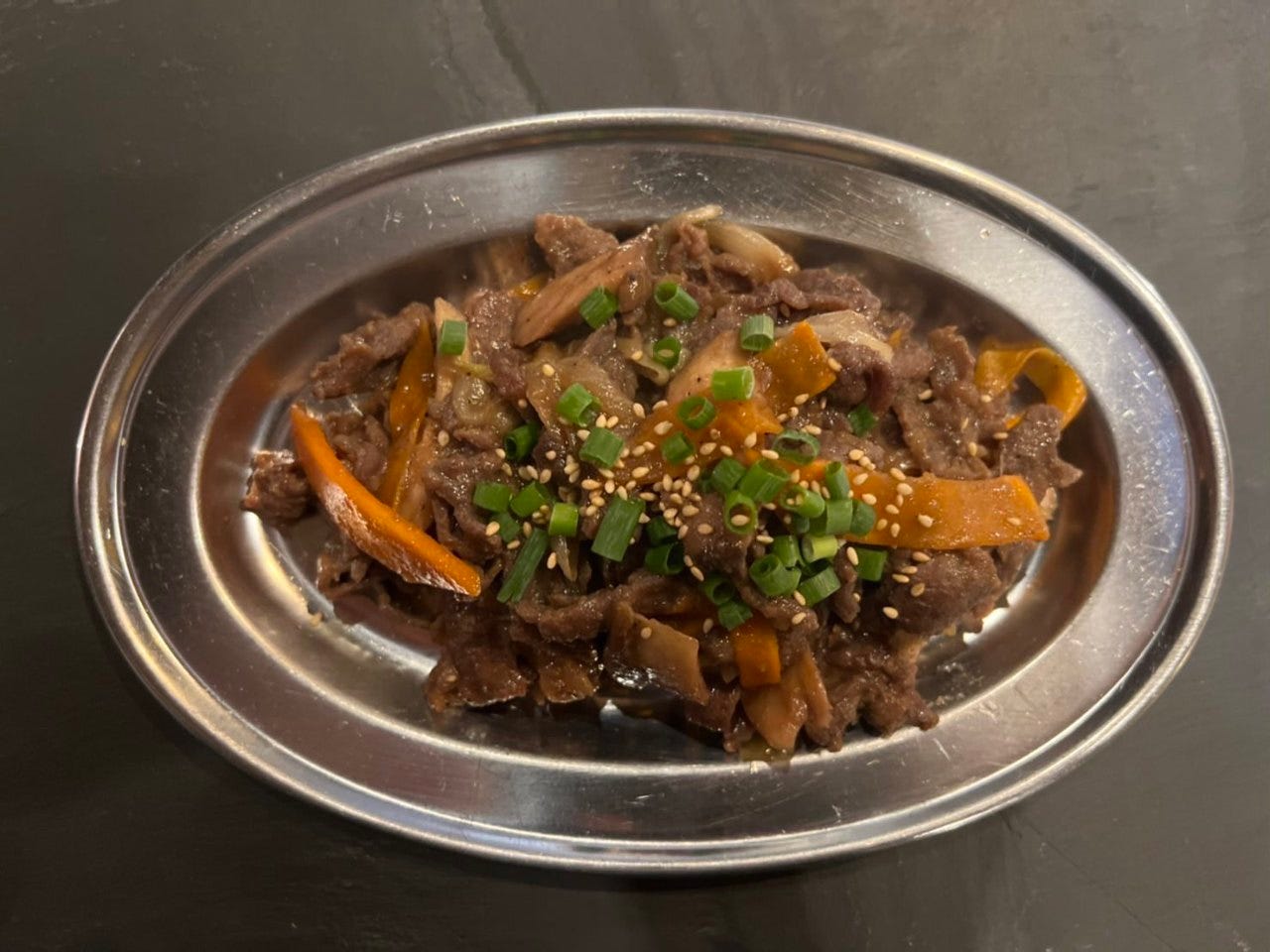 銀皿に盛り付けられたプルコギ