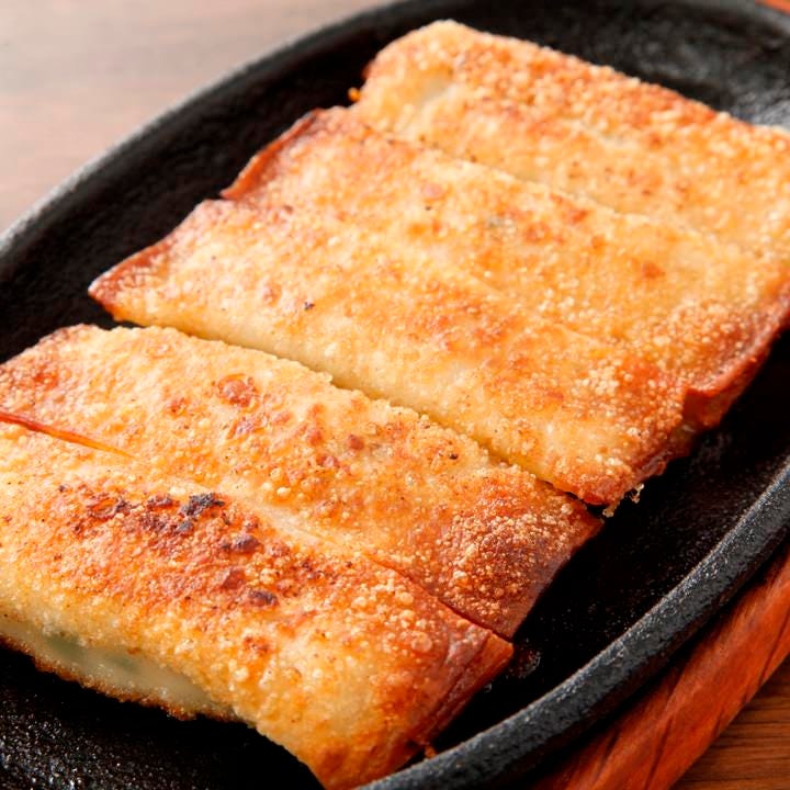 当店注文No.1!中はモチっと外はカリっと仕上げた名物鉄鍋餃子 吉祥 CHINESE DINING 銀座インズ_当店注文No.1!中はモチっと外はカリっと仕上げた名物鉄鍋餃子