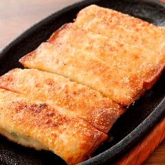 当店注文No.1！中はモチっと外はカリっと仕上げた名物鉄鍋餃子