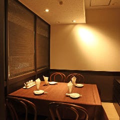 吉祥 CHINESE DINING 銀座インズ_◇少人数向け半個室
2~4名様で利用できる半個室。ほどよいプライベート感が漂う席で、リラックスしながらお食事をお楽しみいただけます。デートや友人との食事、女子会などの少人数のお集まりにどうぞ。