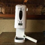 店内入り口すぐ横に検温器付き自動アルコール消毒ディスペンサーを設置しております。ご協力をよろしくお願いいたします。