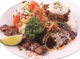 人気メニューを盛り込んだ犇めきプレート！