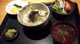 地鶏タタキ丼定食（サラダ・煮物・みそ汁・おしんこ付）