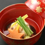 京風出汁の優しいい味わい、椀物。前菜を召し上がって、喉に通すと職人の心意気を感じます。
