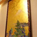 金箔加賀友禅の屏風は各お部屋に施されております。