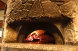 目の前にある石窯で焼きたてのピザを