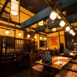 「大人達の大衆酒場」をイメージした活気あふれる店内。