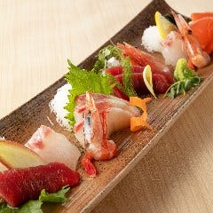 とりあえずならまずはこちらから。旬の鮮魚を盛り合わせました。