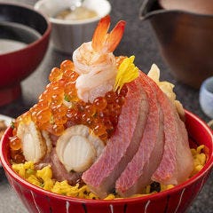 てんこ盛り魚屋のまかない丼定食