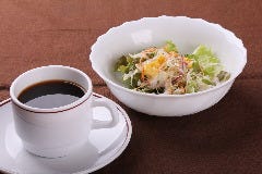 全品にサラダ、コーヒー（紅茶）がつきます。