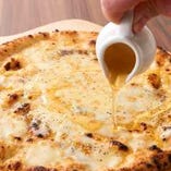 モッツァレラ、グラナパダーノ、タレッジョ、ゴルゴンゾーラの4種のチーズを使った贅沢な「クアトロフォルマッジ」。はちみつをたっぷりかけて召し上がれ。