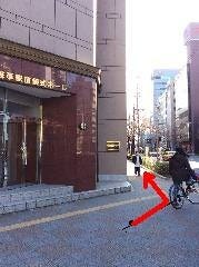 信号を渡ります。浅草駅前儀式ホールが見えます。