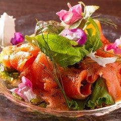 お酒と相性抜群な各種料理を多彩にラインナップしています