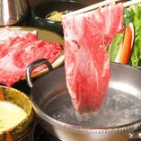 薄くスライスした大ぶりの肉を頬張る♪多幸感あふれる瞬間です