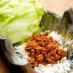 はまぐりとそぼろのレタス包み
