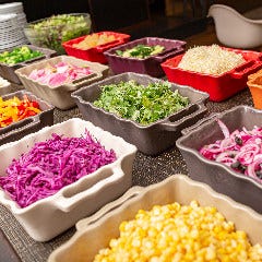 全メニューに品揃え豊かなサラダバー付き