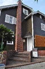 茶色の一軒家です