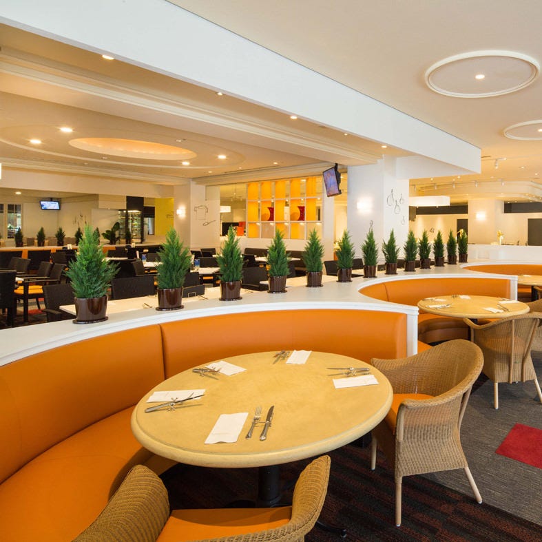 オレンジカラーのソファー席が置かれたグランサンクの店内