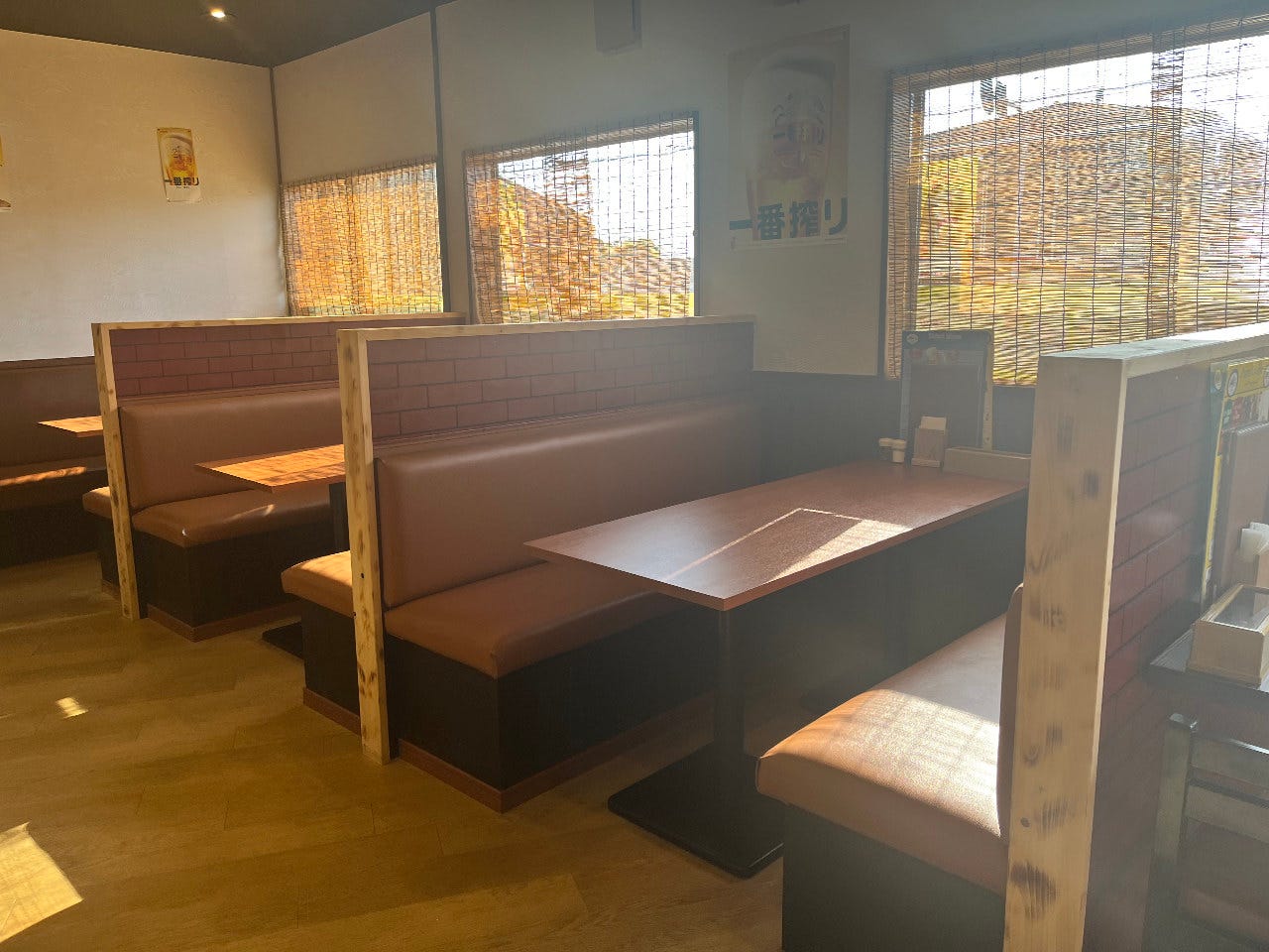 ソファテーブル席のあるインドアジアンレストランバー ミランの内観