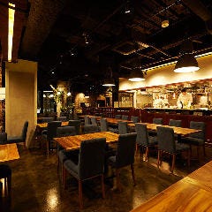 開放感溢れるスタイリッシュな 空間で心踊る逸品をコースで堪能