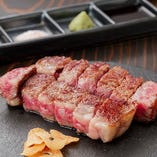 九州の黒毛和牛は鉄板で芳醇な薫りをまとわせて、焼き上げます